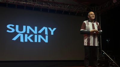 Yazar-Şair Sunay Akın, Kitap Günleri’nde Bandırmaspor formasıyla sahneye çıkarak Bandırmasporu