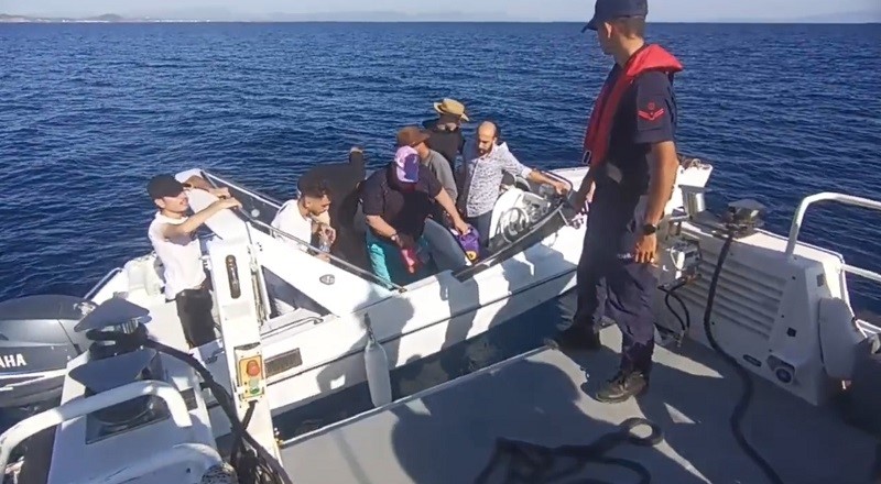 Balıkesir açıklarında Yunanistan unsurları tarafından geri itilen 20 düzensiz göçmen kurtarıldı Ayvalık açıklarında Yunanistan unsurları tarafından Türk kara sularına geri itilen