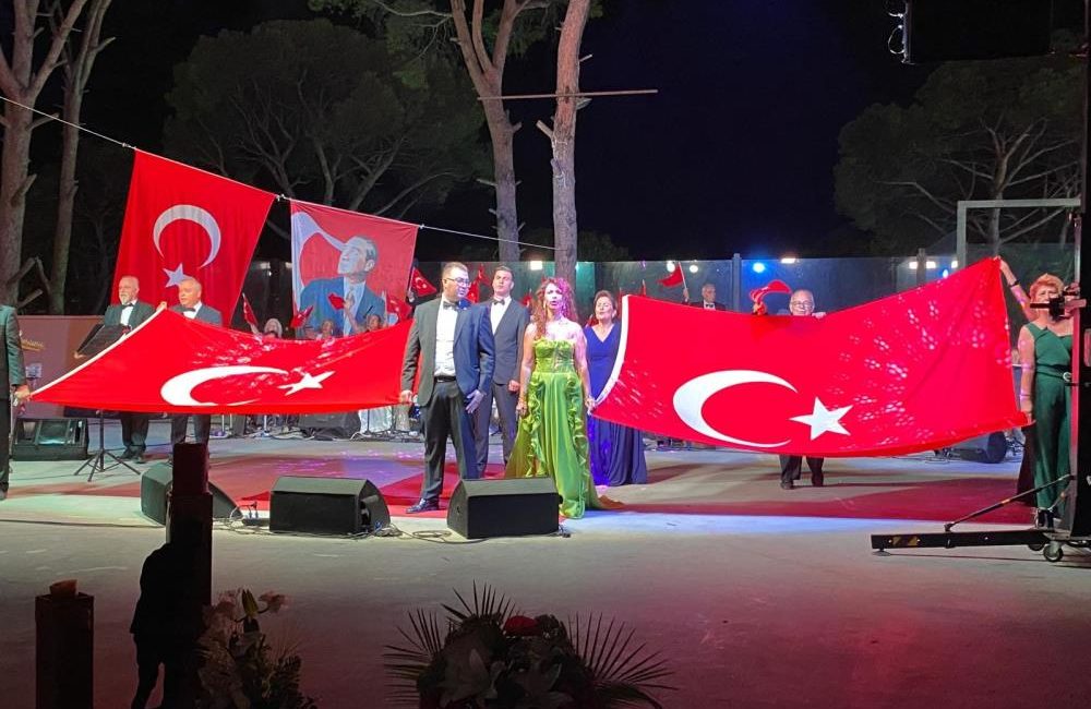 Ayvalık’ta Mesut Duran’dan TSM ziyafeti Ayvalık’ta, Mesut Duran Müzik Derneği tarafından düzenlenen konsere ilgi yoğun