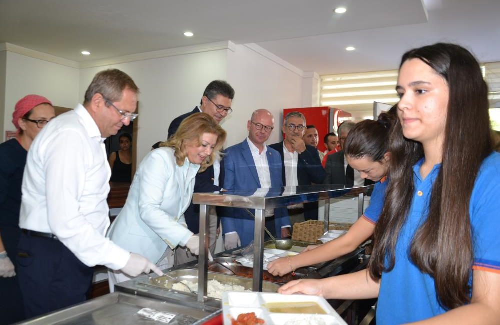 Türkiye’de bir ilk: Ayvalık’ta ‘öğrenci lokantası’ açıldı Türkiye’de bir ilk olarak, 600 ortaokul ve lise öğrencisinin yararlanacağı