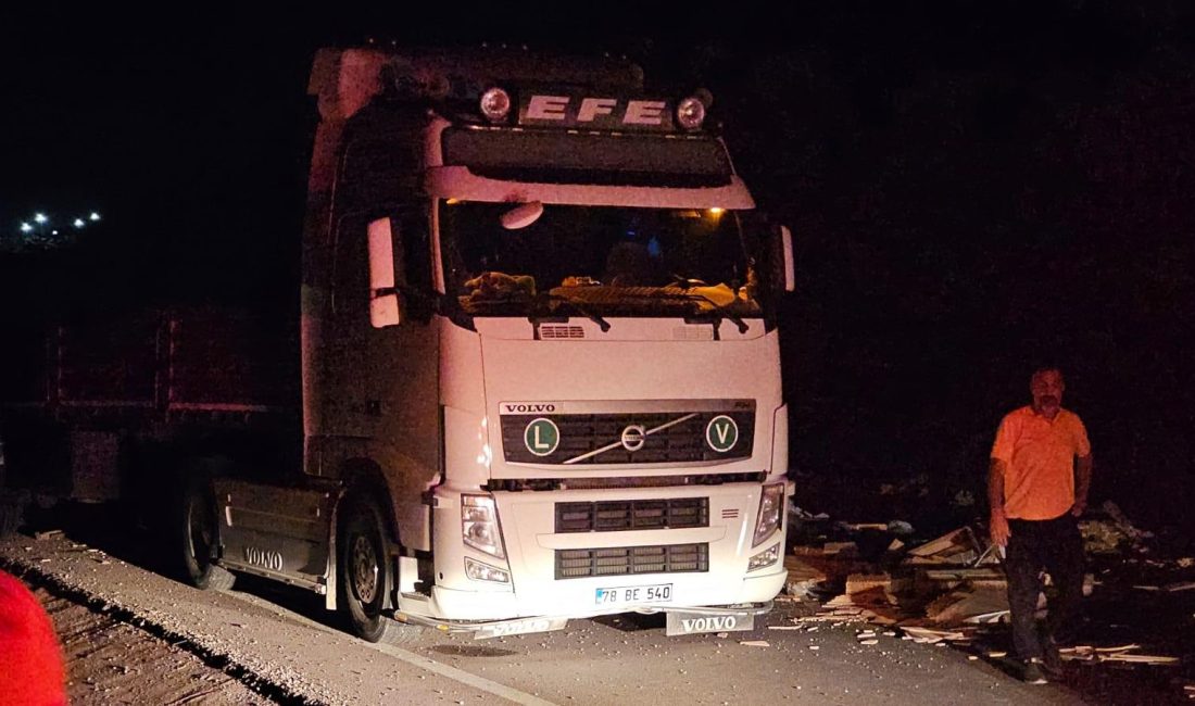 Bandırma’da kontrolden çıkan seramik yüklü tır karşı şeride uçtu Bandırma’da kontrolden çıkan seramik yüklü bir tırın karşı şeride uçması