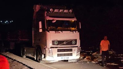 Bandırma’da kontrolden çıkan seramik yüklü bir tırın karşı şeride uçması