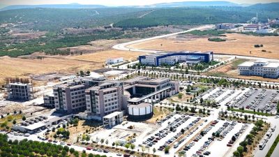 Balıkesir ve çevresine sunduğu nitelikli sağlık hizmetleri ile faaliyetlerini sürdüren