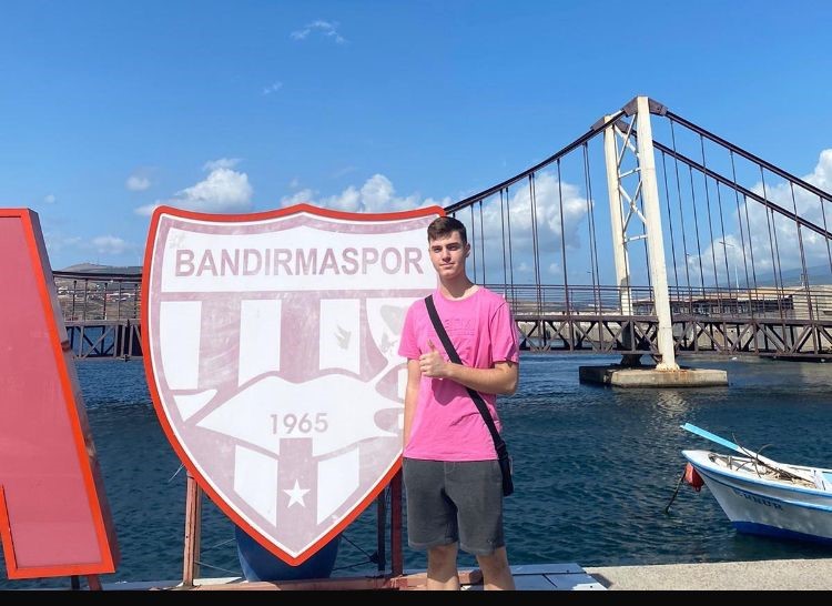 Umut Cem Akıncı Bandırmaspor’a transfer oldu Ayvalık’lı 15 yaşındaki yetenekli kaleci başarılarıyla göz kamaştırıyor. Yetenekli sporcunun