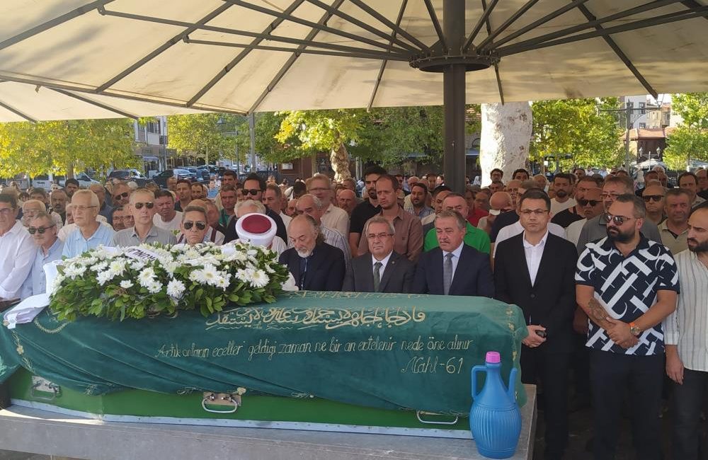 Ahmet Esmer son yolculuğuna uğurlandı Balıkesir’in yetiştirdiği dünyaca ünlü fotoğraf ve karikatür fotoğraf sanatçısı Ahmet