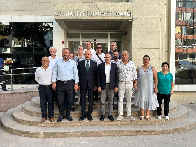 Burhaniye’de milletvekili Çömez, Kaymakam Memiş’i ziyaret etti Burhaniye’de, birtakım ziyaretler gerçekleştiren İyi Parti Balıkesir Milletvekili Turhan Çömez,