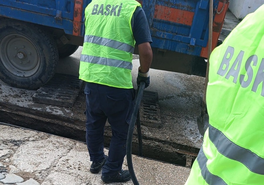 BASKİ Bandırma’da yağmur mazgallarını temizledi Balıkesir Su ve Kanalizasyon İdaresi (BASKİ), kış mevsimine hazırlık kapsamında