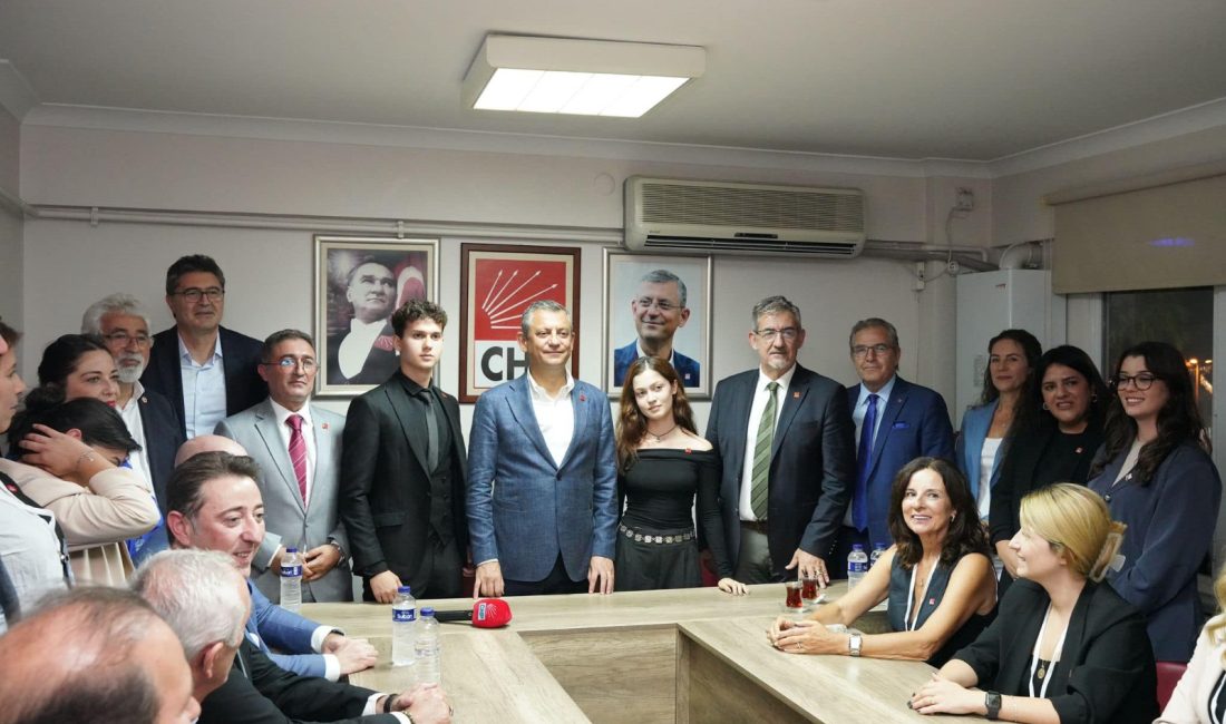 CHP Genel Başkanı Özgür Özel, Bandırma’da partililerle buluştu Bandırma’nın Kurtuluş Günü kapsamında ilçeyi ziyaret eden CHP Genel Başkanı