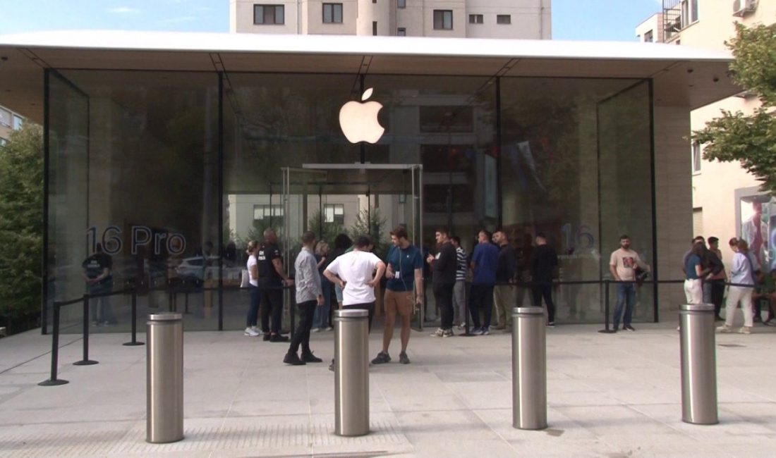 iPhone 16 alabilmek için metrelerce kuyruk oluşturdular Ünlü telefon markası iPhone’nun 16 serisi İstanbul’un Kadıköy ve Üsküdar