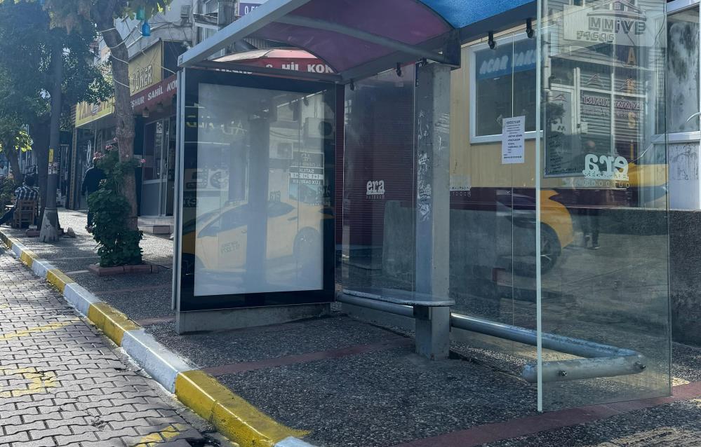 Bandırma’daki şüpheli ölüm: 1 kişi tutuklandı Bandırma’da bir otobüs durağı yakınında yerde hareketsiz yatan birini fark