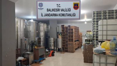 Edremit’te jandarma tarafından yapılan operasyonda yaklaşık 20 ton sahte zeytinyağı