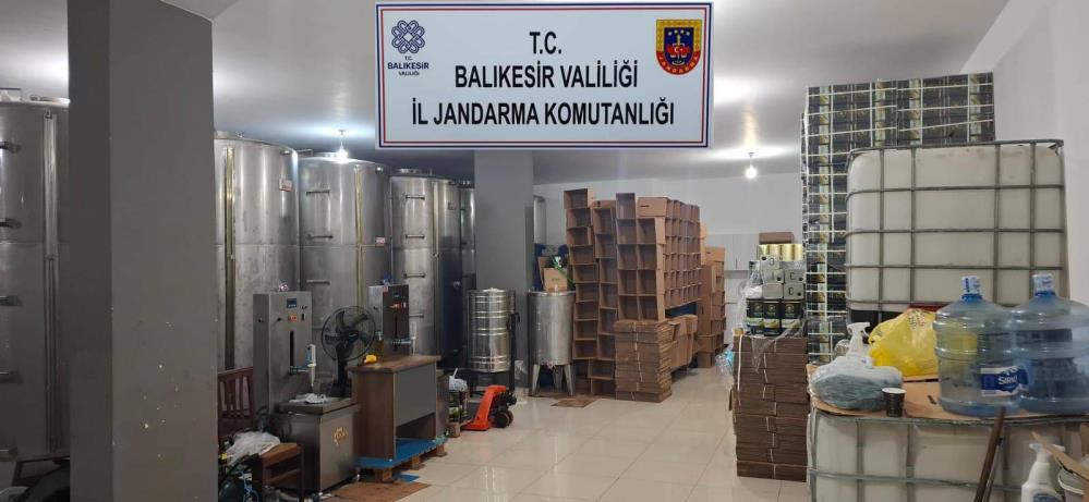 Balıkesir’de yaklaşık 20 ton sahte zeytinyağı ele geçirildi Edremit’te jandarma tarafından yapılan operasyonda yaklaşık 20 ton sahte zeytinyağı