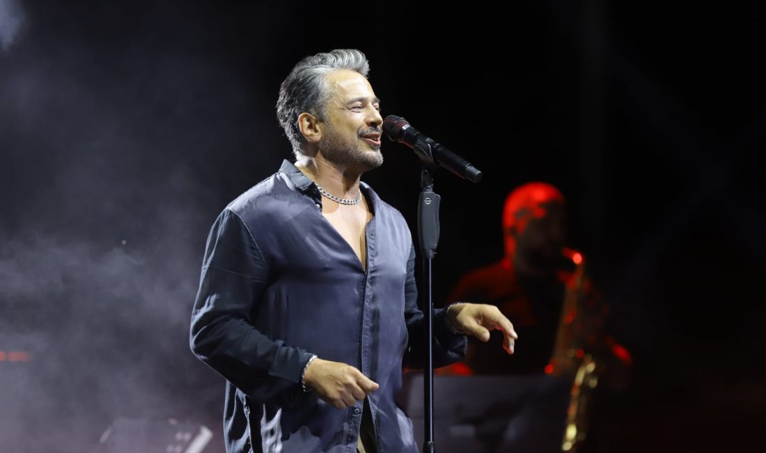 Emre Altuğ’dan Bandırma’nın kurtuluşuna özel performans 17 Eylül Bandırma’nın Kurtuluşu etkinlikleri kapsamında ünlü sanatçı Emre Altuğ,