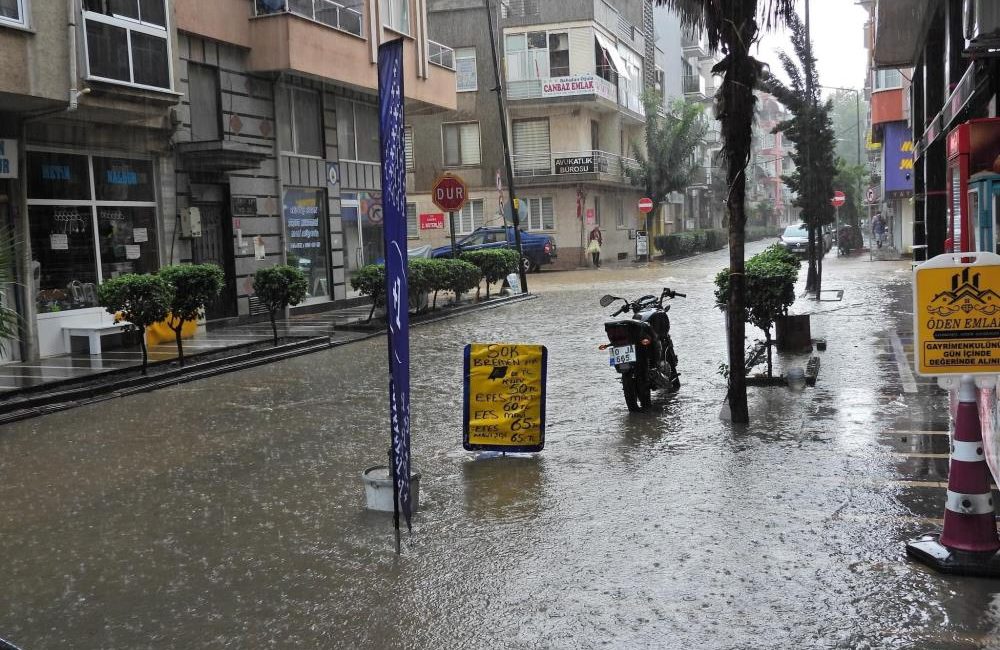 Erdek’te şiddetli yağış hayatı felç etti Erdek’te sabah saatlerinde etkisini gösteren sağanak yağış yolları göle çevirdi.
