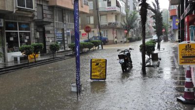 Erdek’te sabah saatlerinde etkisini gösteren sağanak yağış yolları göle çevirdi.