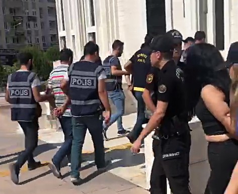 Edremit’teki otopark ve motosiklet mağazasına saldırıda 3 kişi tutuklandı Edremit’te otopark ve motosiklet mağazasına yapılan saldırılara ilişkin gözaltına alınan