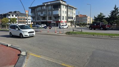 Bandırma’da, Ordu Caddesi ve Atatürk Bulvarı üzerinde kesişen yerdeki kavşak,