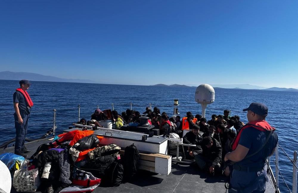 Ayvalık’ta 33’ü çocuk 44 göçmen Sahil Güvenlik’ten kaçamadı Ayvalık’ta yasa dışı yollarla Yunanistan’ın Midilli Adası’na gitmek isteyen 33’ü