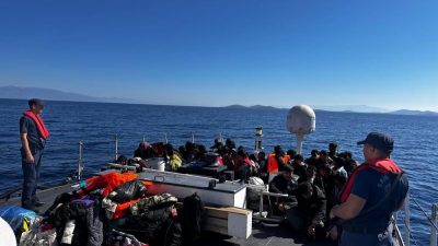 Ayvalık’ta yasa dışı yollarla Yunanistan’ın Midilli Adası’na gitmek isteyen 33’ü
