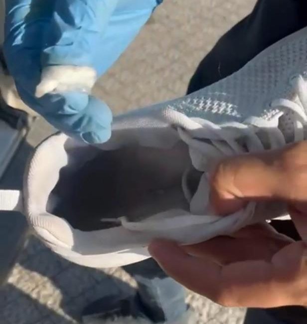 Bandırma’da uyuşturucu operasyonu: Ayakkabısından uyuşturucu madde çıktı Bandırma’da düzenlenen uyuşturucu operasyonunda İlçe Emniyet Müdürlüğü ekipleri, bir şahsın
