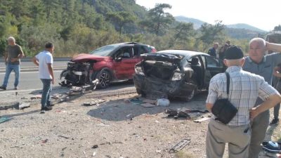 Havran’da bir otomobilin park halindeki iki araca çarptığı kazada 7