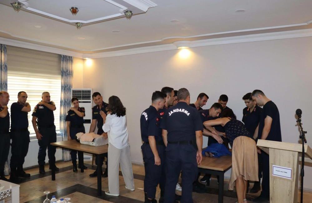 Öğretim görevlilerinden jandarmaya eğitim Balıkesir Üniversitesi Sağlık Bilimleri Fakültesi Hemşirelik Bölümü öğretim üyeleri Prof.