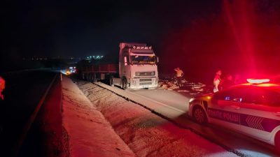 Bandırma’da, kontrolden çıkan seramik yüklü bir tırın karşı şeride uçması