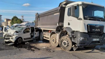 Havran’da hafif ticari araçla kamyon çarpıştı, kazada 6 kişi yaralandı.
