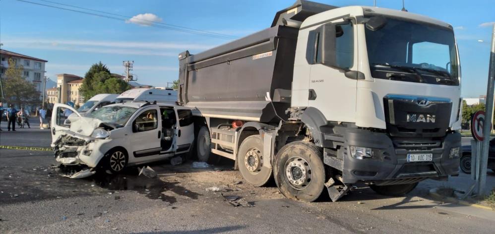 Balıkesir’de hafif ticari araçla kamyon çarpıştı: 6 yaralı Havran’da hafif ticari araçla kamyon çarpıştı, kazada 6 kişi yaralandı.