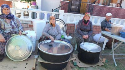 Burhaniye’de davullu klarnetli keşkek dövme geleneği asırlardır sürüyor. Bu gelenek