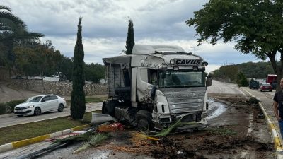 Erdek’te meydana gelen trafik kazasında muhtemel bir faciadan dönüldü. Direksiyon