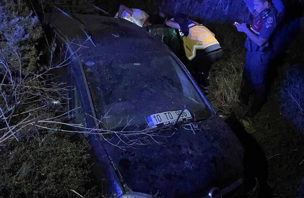 Manyas’ta trafik kazası: 2 ölü, 1 yaralı Manyas’ta dün akşam meydana gelen trafik kazasında 2 kişi hayatını