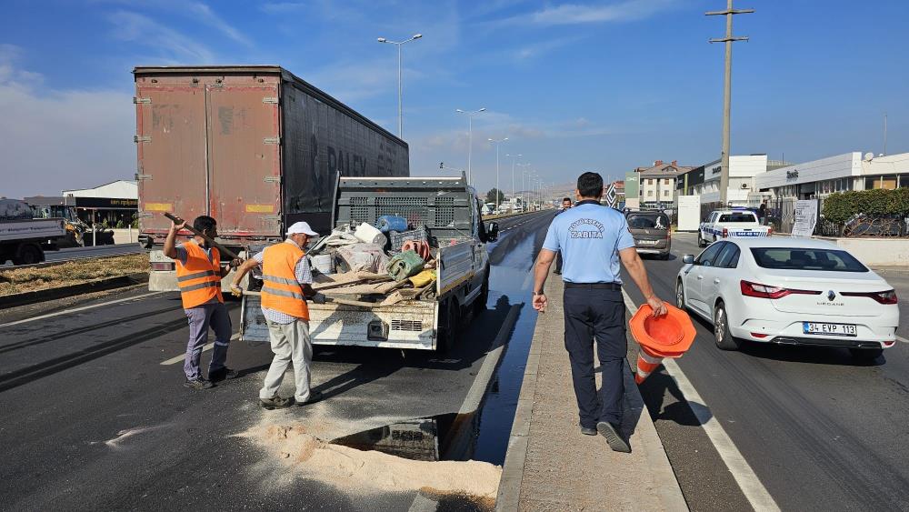 Bandırma’da tır kazası sonrası yola mazot döküldü Bandırma’da yeni hastane kavşağında tır kazası meydana geldi. Kazayı sürücü