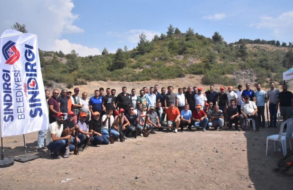 Sındırgı’da tek kurşun atış yarışması gerçekleşti Avcılık ve atıcılık sporlarının yoğun bir şekilde gerçekleştiği Balıkesir’in Sındırgı’da