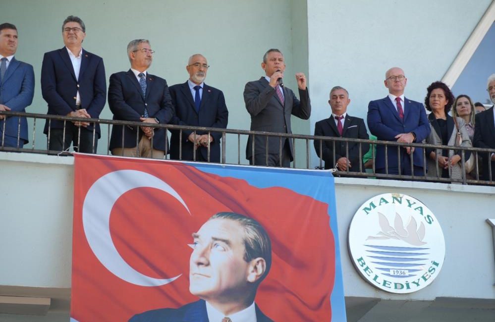 CHP Genel Başkanı Özel: “Avrupa Birliği’ne giriyoruz, milletin yüzünü güldürüyoruz” CHP Genel Başkanı Özgür Özel, Balıkesir ziyaretinin ikinci durağı olan
