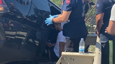Antalya’nın Serik ilçesinde yoldan çıkan otomobil bariyerlere çarpıp, refüjde ters