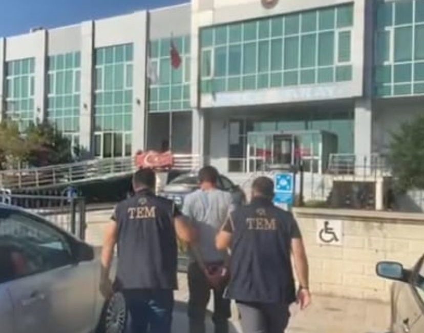 Gönen’de FETÖ operasyonu: 1 kişi yakalandı Gönen’de kesinleşmiş hapis cezası bulunan FETÖ üyesi şahıs yakalandı. Gönen