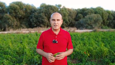 İYİ Parti Balıkesir Milletvekili Turhan Çömez, Manyas’ta kapya biber üreticisinin