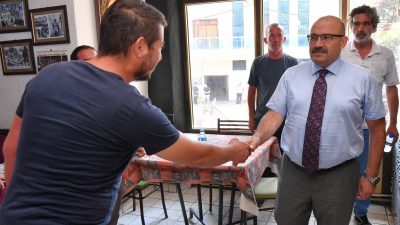 Manyas’a ziyaret programı düzenleyen Balıkesir Valisi İsmail Ustaoğlu, vatandaşlarla bir