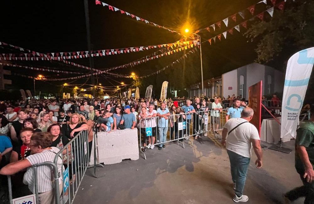 Belediye Başkanından örnek davranış: ‘Halk oturmuyorsa biz de oturmayız’ dedi Altıeylül Belediye Başkanı Hakan Şehirli, kurtuluş etkinliklerinde izlemeye gittiği konserde