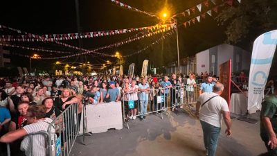 Altıeylül Belediye Başkanı Hakan Şehirli, kurtuluş etkinliklerinde izlemeye gittiği konserde