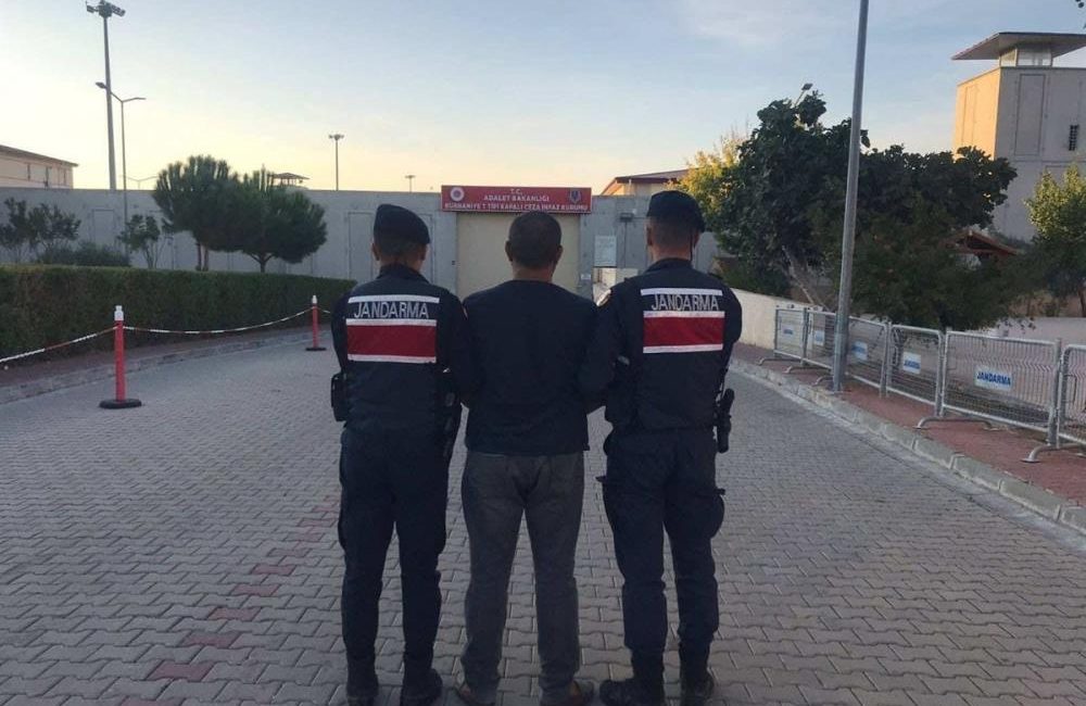 Dolandırıcılık sucunda hakkında 11 yıl hapis cezası bulunan şahıs jandarma tarafından yakalandı Edremit’te hakkında dolandırıcılık suçundan 11 yıl 5 ay 10 gün