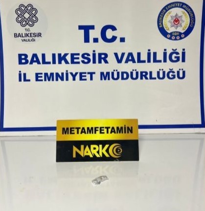 Balıkesir’de uyuşturucuya 6 tutuklama Balıkesir’de narkotik ekiplerince yapılan çalışmalarda 100 gram metamfetamin, 135 gram
