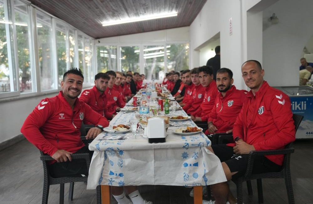 Başkan Deveciler moral yemeğinde sporcularla buluştu Burhaniye Belediye Başkanı ve Burhaniye Belediyespor Kulüp Başkanı Ali Kemal