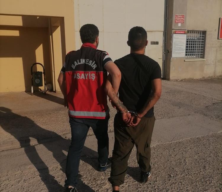 Balıkesir’de hapis cezası bulunan 12 şahıs yakalandı Balıkesir’de aranan şahıslara yönelik gerçekleştirilen operasyonlarda, hapis cezası bulunan 12