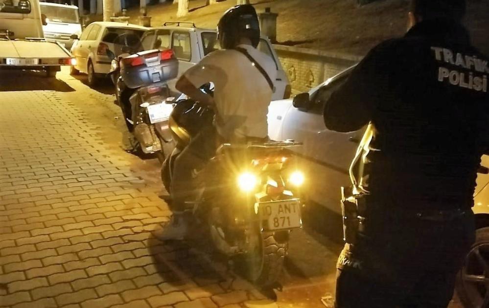 Manyas’ta kurallara uymayan motosikletlilere ceza yağdı Ülke genelinde ve Balıkesir’in Manyas ilçesinde yaşanan yaralamalı ve ölümlü