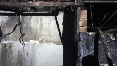 Edremit’te apartman sakinleri, çatı katında çıkan yangının paniği yaşadılar. Edinilen