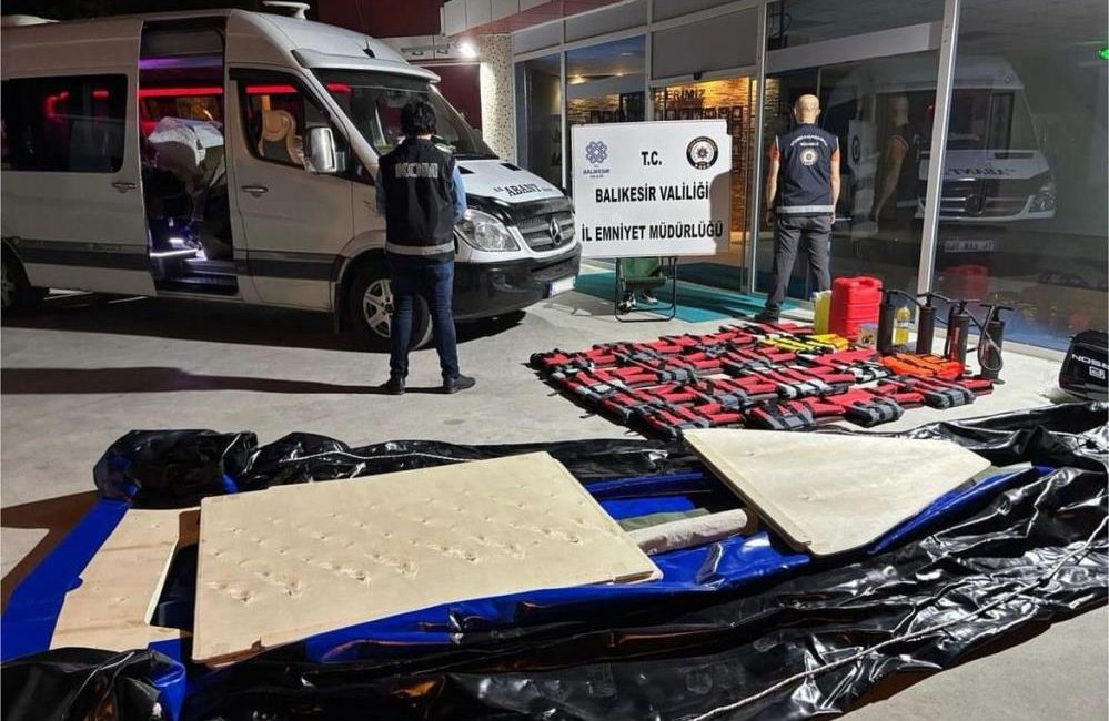 Susurluk’ta göçmen operasyonu: 17 düzensiz göçmen yakalandı, 4 organizatör gözaltında Susurluk’ta düzenlenen operasyonda, Avrupa’ya yasa dışı yollarla geçmeye çalışan 17