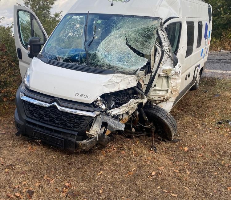Balya’da 2 minibüsün karıştığı trafik kazasında; 8 yaralı Balya’da yabancı plakalı minibüs ile 55 KK 860 plakalı yolcu