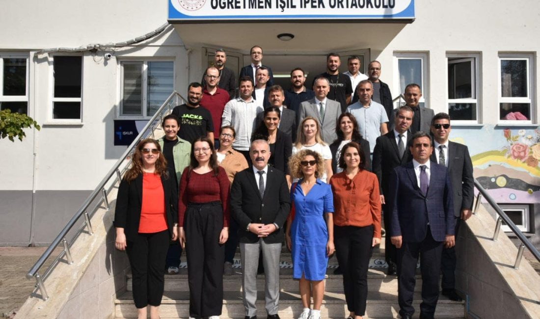 Müdür Demir, Gönen’de öğrencilerle bir araya geldi Gönen Öğretmen Işıl İpek Ortaokulu’nu ziyaret eden İl Milli Eğitim